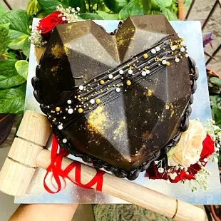Gold Top Pinata Cake